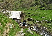 12 Guadare il ruscello carico d'acqua...